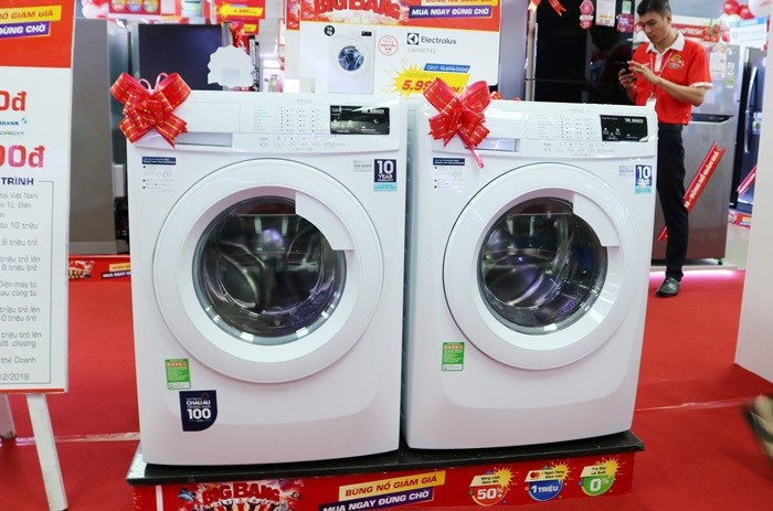 Đi mua điện máy khuyến mại cuối năm, hàng đỉnh giá rất tốt - Bóng Đá