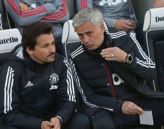Bất ngờ! Cựu trợ lý Mourinho cạnh tranh việc làm với Thierry Henry - Bóng Đá