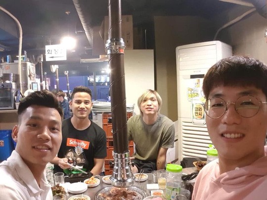 Tuấn Anh chào đón Văn Thanh, Đức Lương bằng món ăn đặc biệt trên đất Hàn Quốc - Bóng Đá
