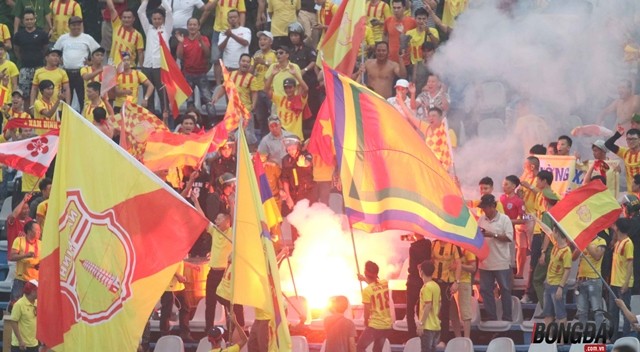 VFF bị AFC phạt vì để CĐV đốt pháo sáng - Bóng Đá