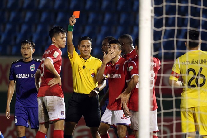 5 điểm nhấn vòng 22 V-League 2018: U23 Việt Nam xây, trọng tài phá - Bóng Đá