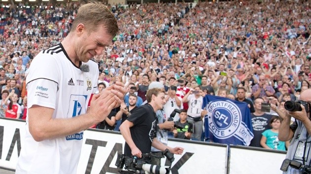 Ảnh Mertesacker chia tay đẫm nước mắt - Bóng Đá