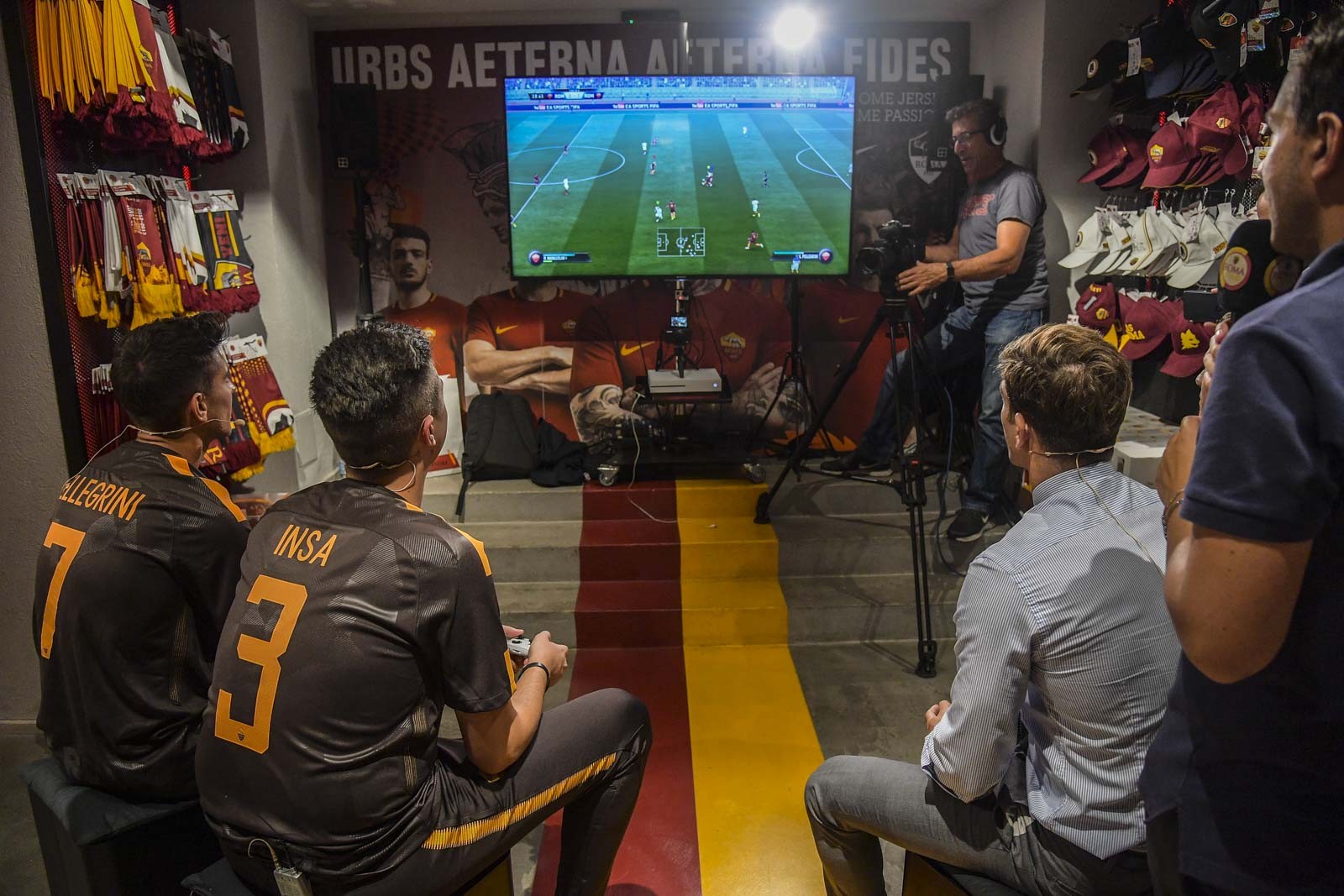 Sao Roma chiến FIFA cùng tuyển thủ esport - Bóng Đá