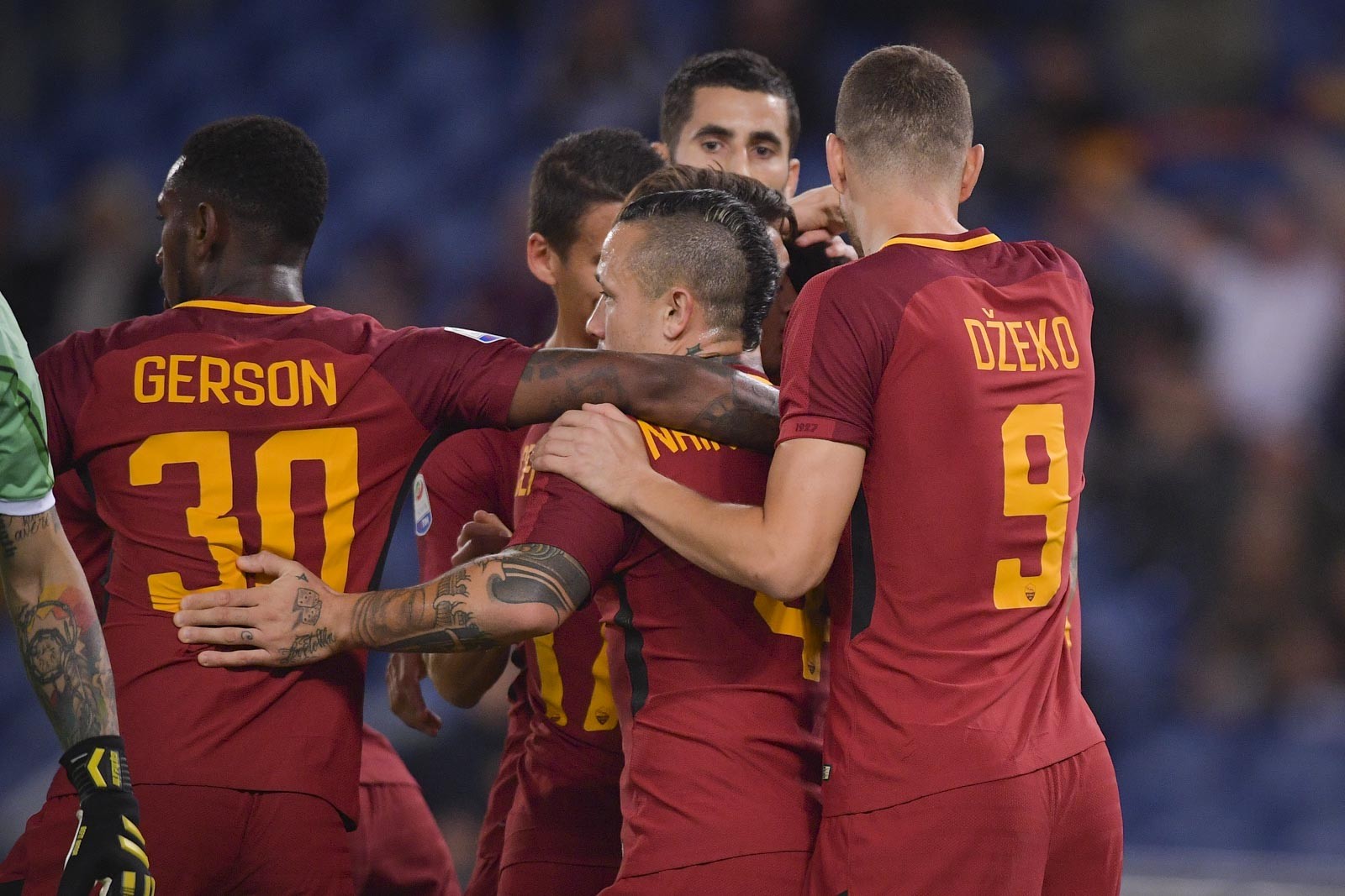 Lần đầu ra mắt, tân binh Roma thích thú lăn lộn trên mặt cỏ Olimpico - Bóng Đá