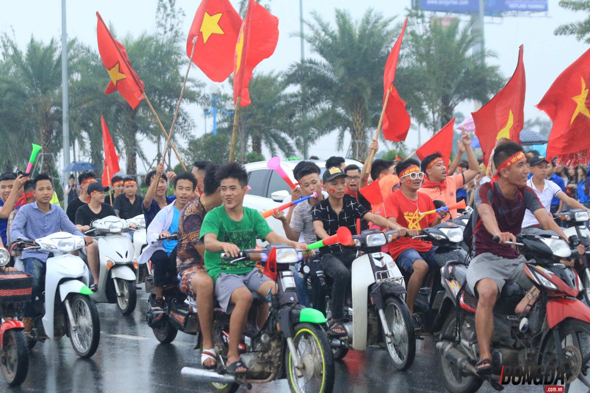 Fan Hà thành nô nức chào đón U23 Việt Nam  - Bóng Đá