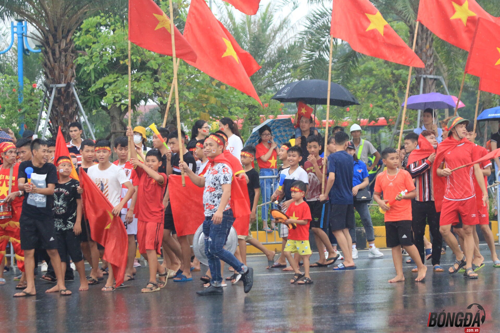Fan Hà thành nô nức chào đón U23 Việt Nam  - Bóng Đá