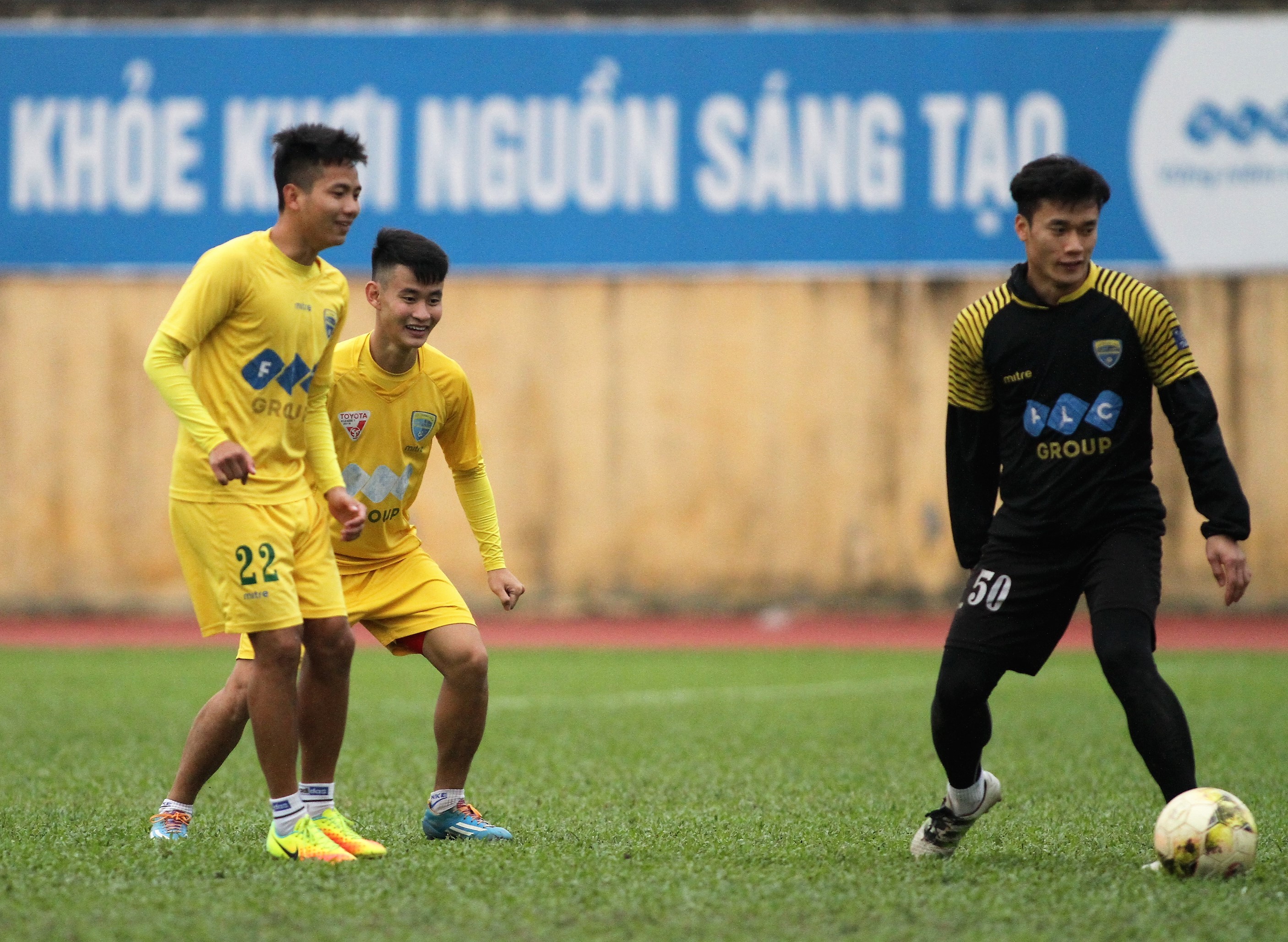 Sáng nay FLC Thanh Hóa lên đường vào Vinh - Bóng Đá