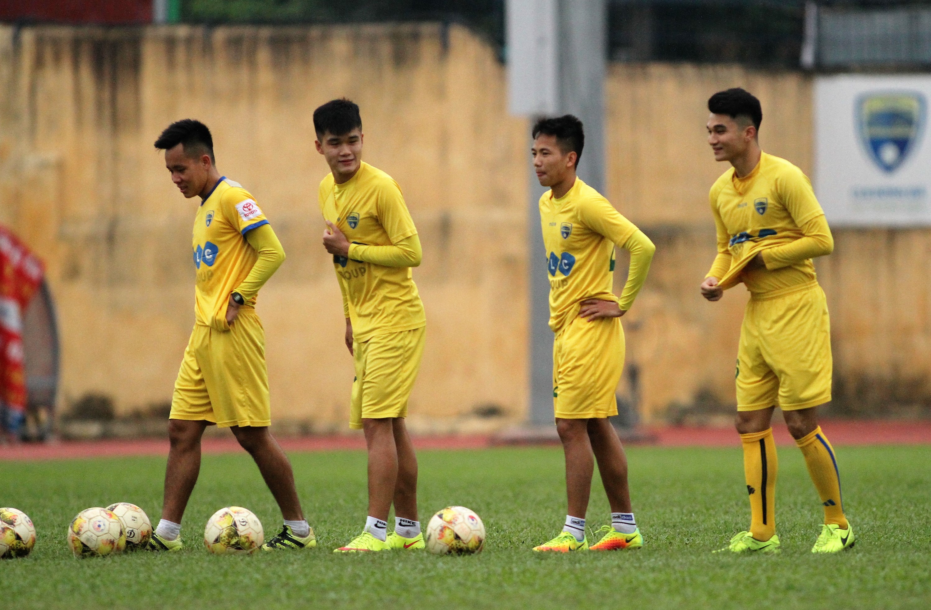 Sáng nay FLC Thanh Hóa lên đường vào Vinh - Bóng Đá