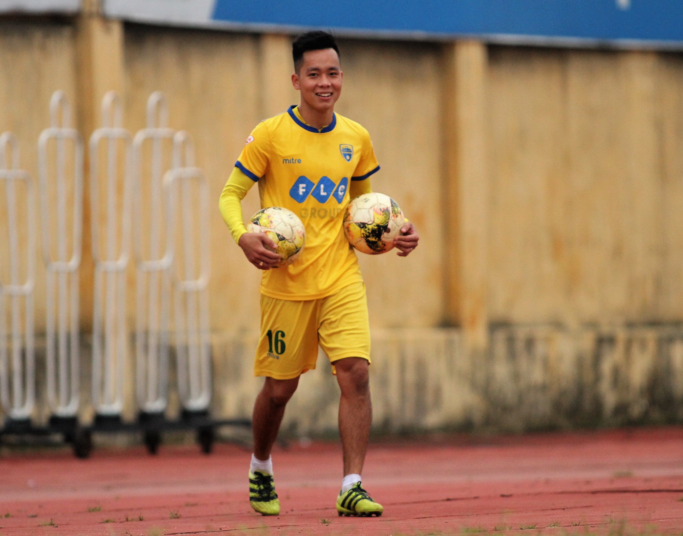 Sáng nay FLC Thanh Hóa lên đường vào Vinh - Bóng Đá
