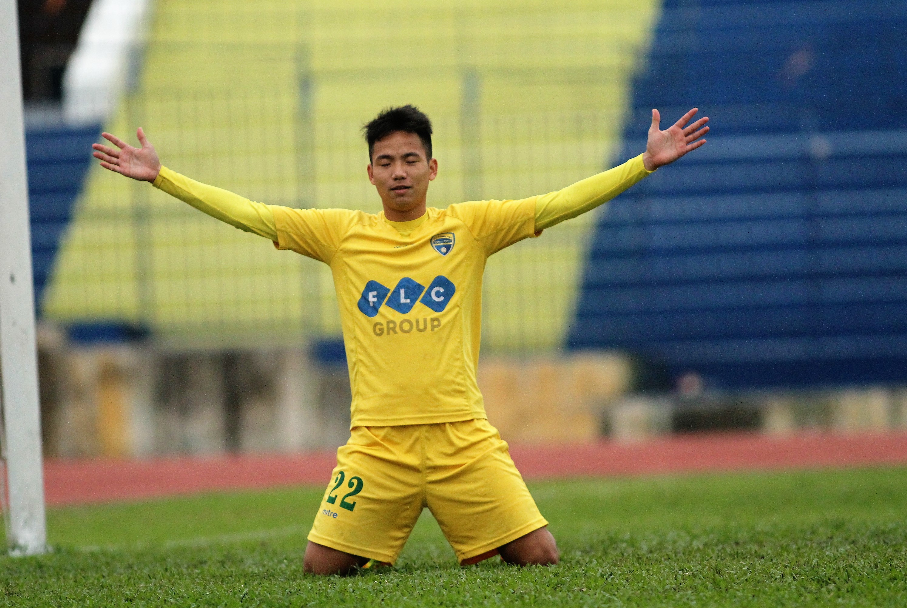 Sáng nay FLC Thanh Hóa lên đường vào Vinh - Bóng Đá
