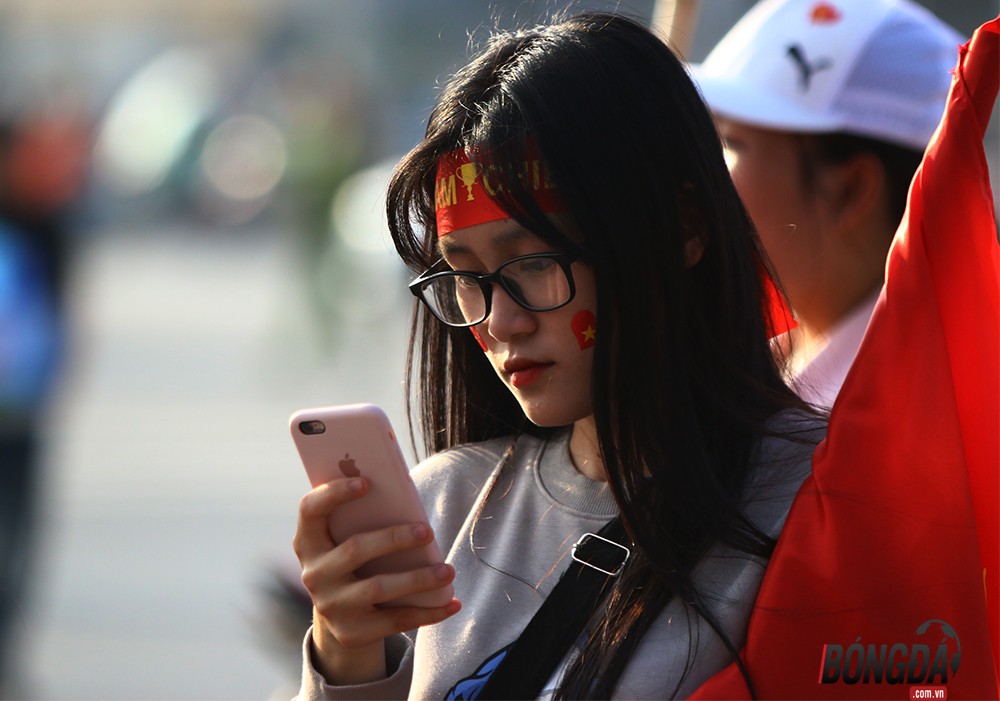 Chùm ảnh hotgirl bốc lửa cổ vũ ĐT Việt Nam - Bóng Đá