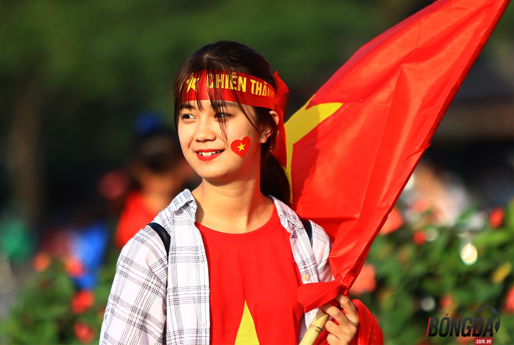 Chùm ảnh hotgirl bốc lửa cổ vũ ĐT Việt Nam - Bóng Đá