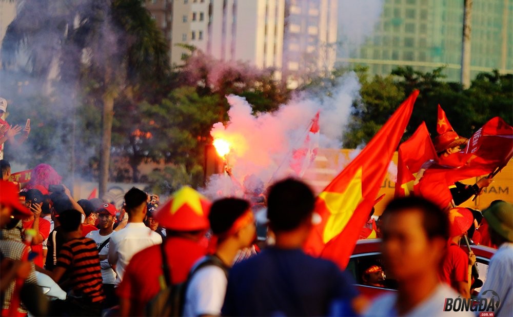 Chưa kịp tiếp lửa ĐT Việt Nam, một CĐV đã đột quỵ bên ngoài sân Mỹ Đình - Bóng Đá