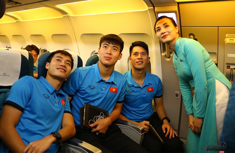 Đức Chinh chụp hình gái xinh, Duy Mạnh và Đình trọng thả thính trên máy bay - Bóng Đá