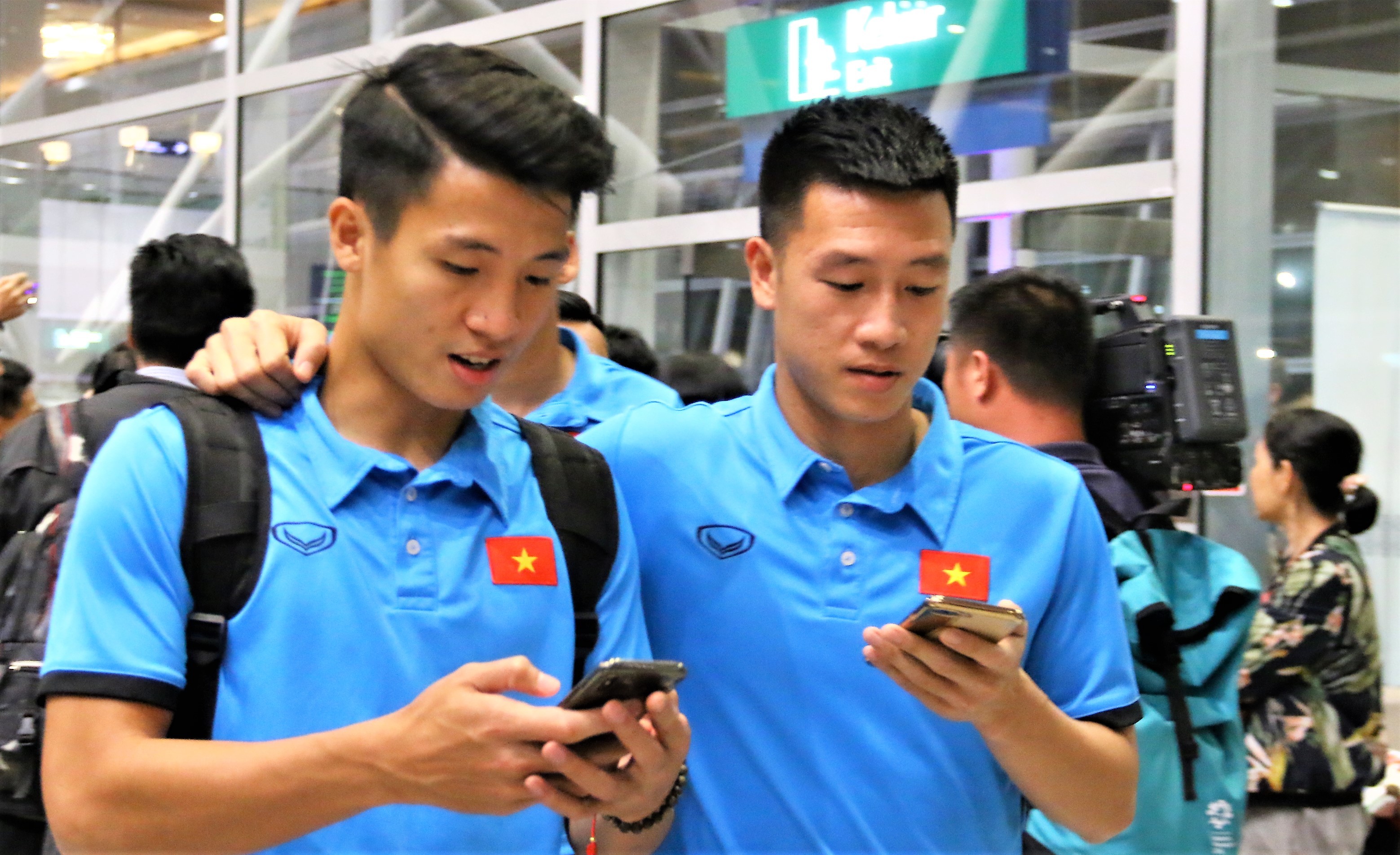 Đức Chinh chụp hình gái xinh, Duy Mạnh và Đình trọng thả thính trên máy bay - Bóng Đá