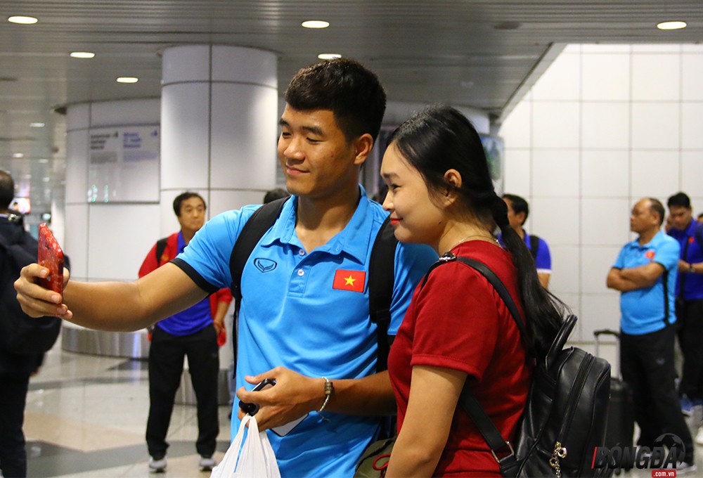 Đức Chinh chụp hình gái xinh, Duy Mạnh và Đình trọng thả thính trên máy bay - Bóng Đá