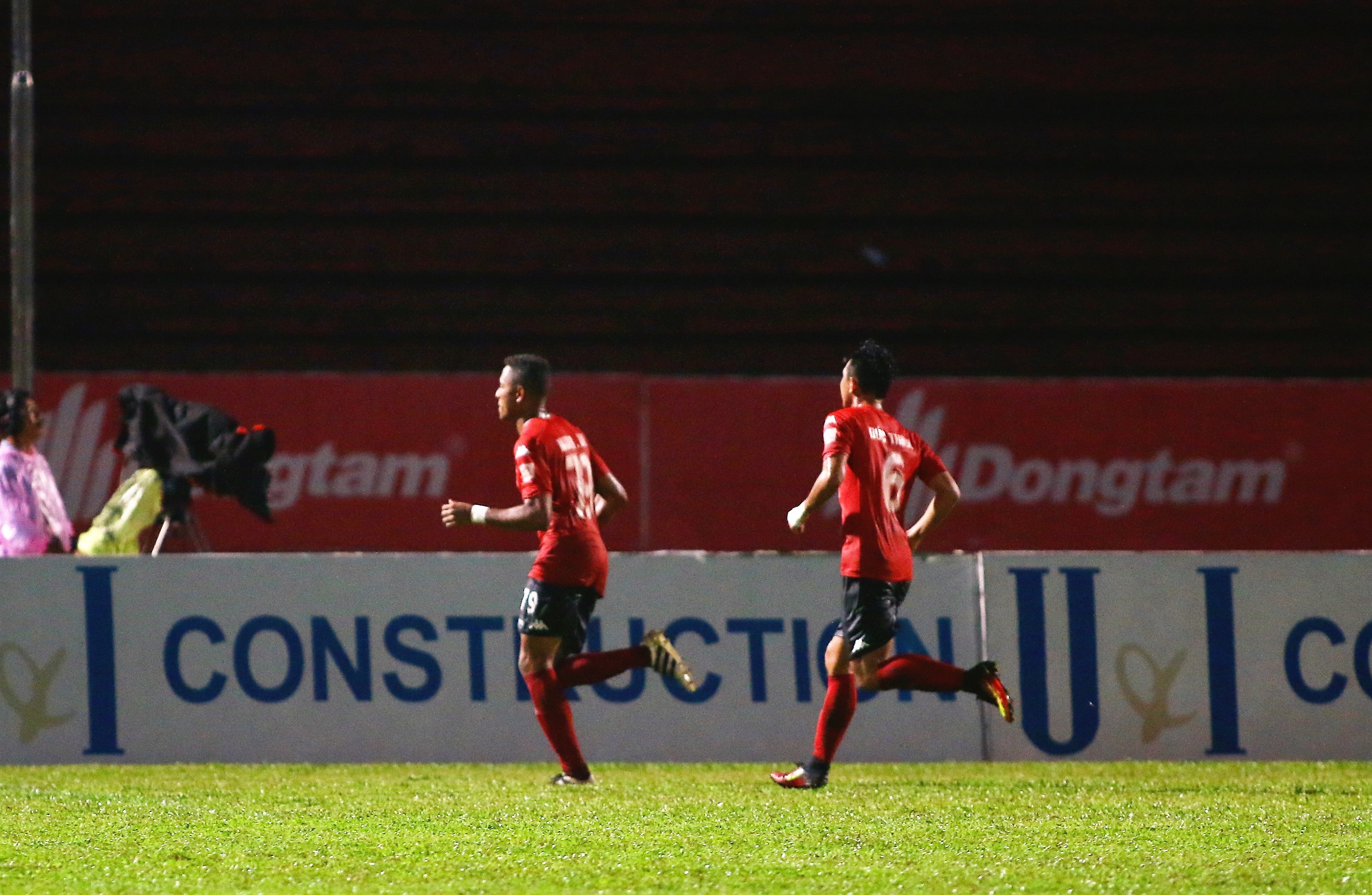 Hạ Long An, FLC Thanh Hóa lấy lại ngôi đầu - Bóng Đá