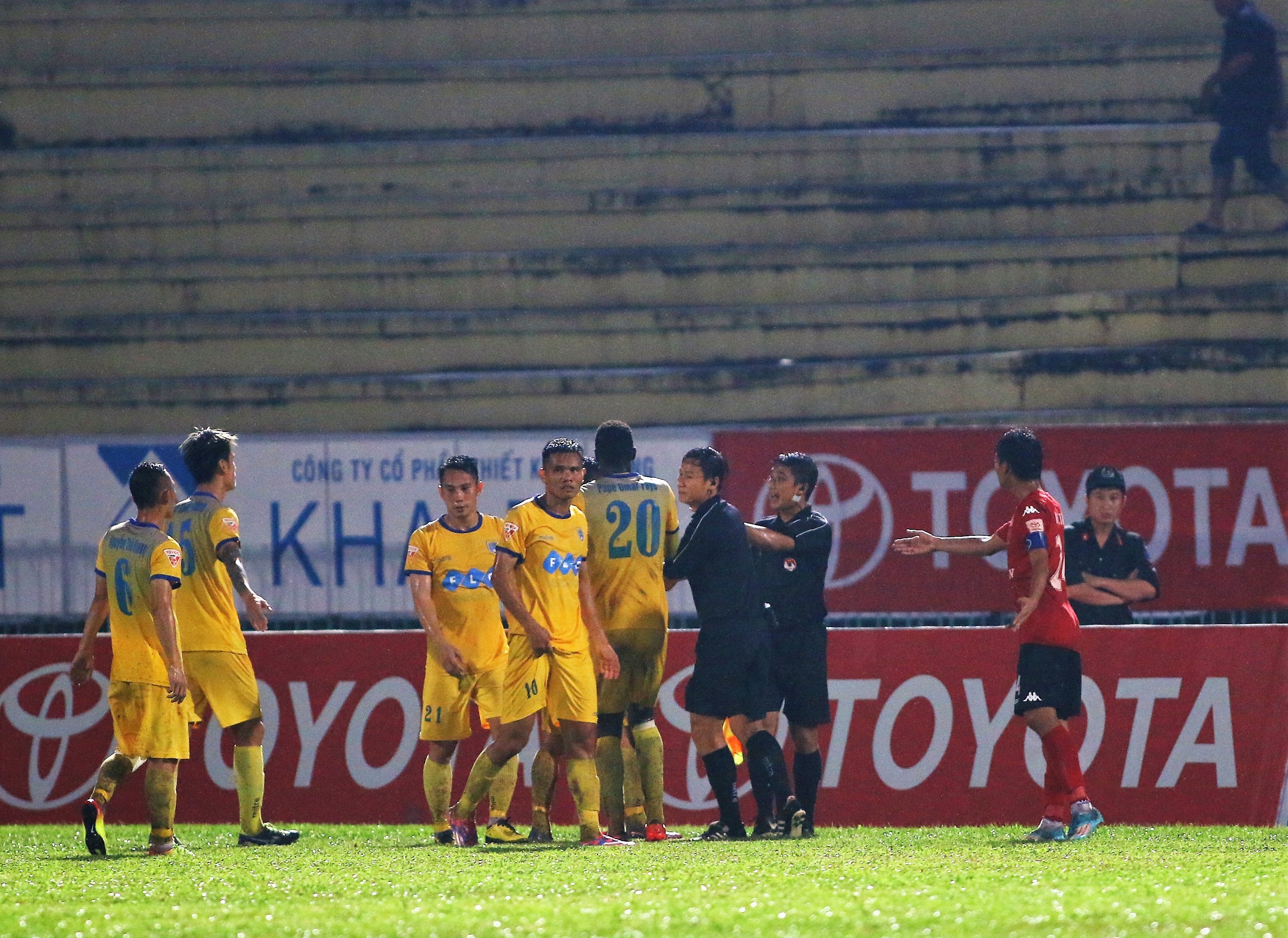 Hạ Long An, FLC Thanh Hóa lấy lại ngôi đầu - Bóng Đá