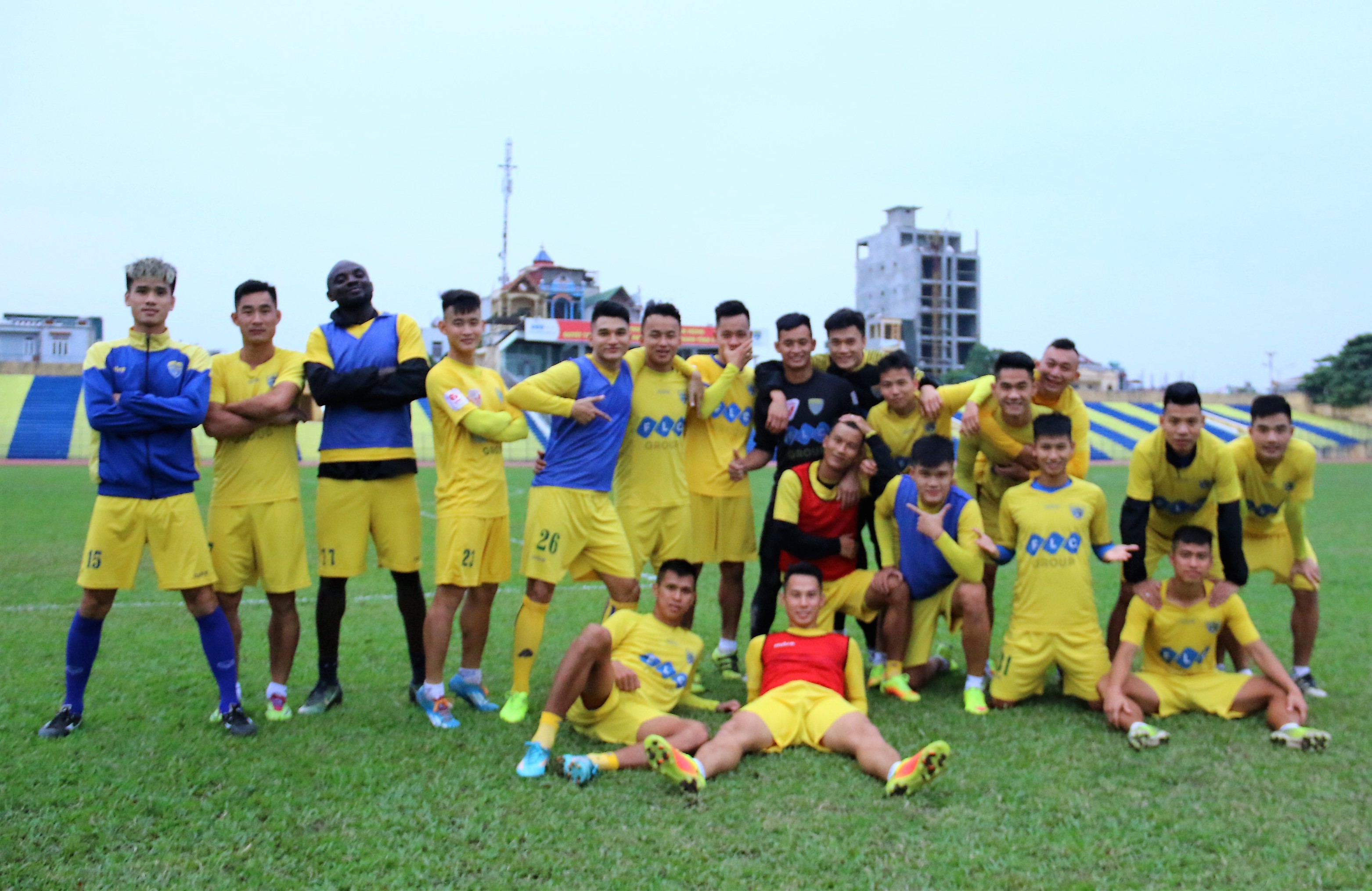 Sáng nay FLC Thanh Hóa lên đường vào Vinh - Bóng Đá