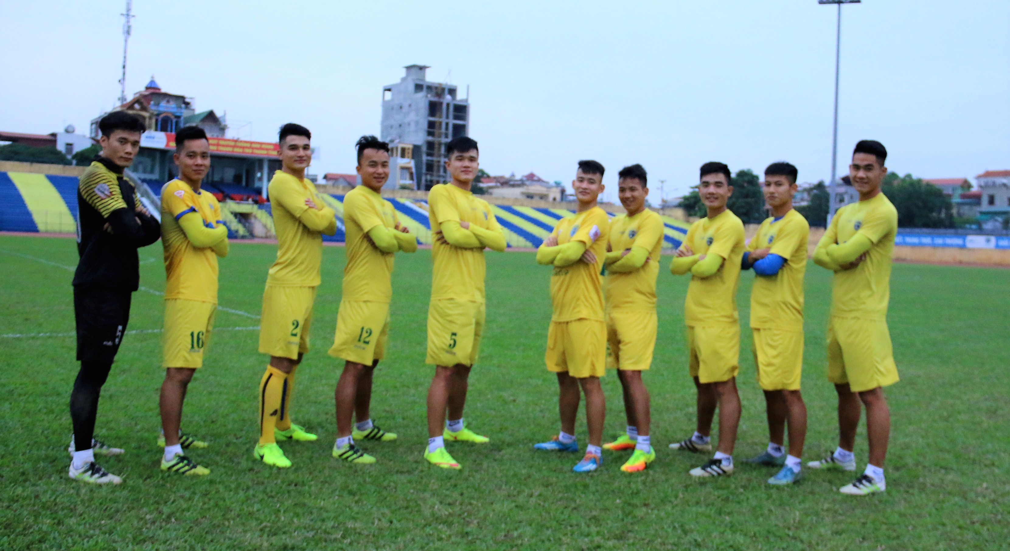 Sáng nay FLC Thanh Hóa lên đường vào Vinh - Bóng Đá