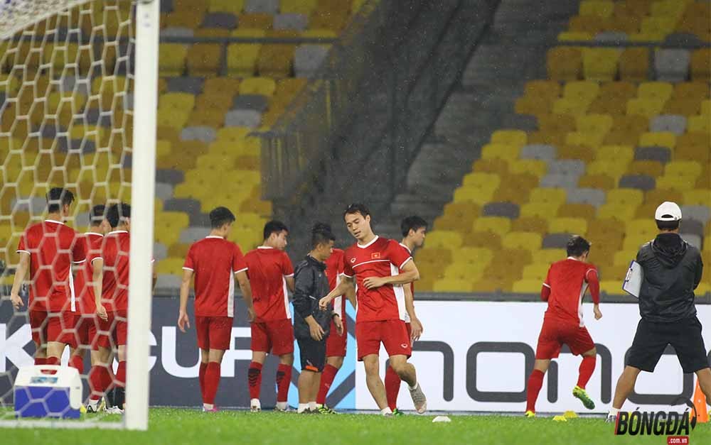 Luyện công dưới mưa, thầy trò Park Hang-seo tính toán mọi phương án đấu Malaysia - Bóng Đá