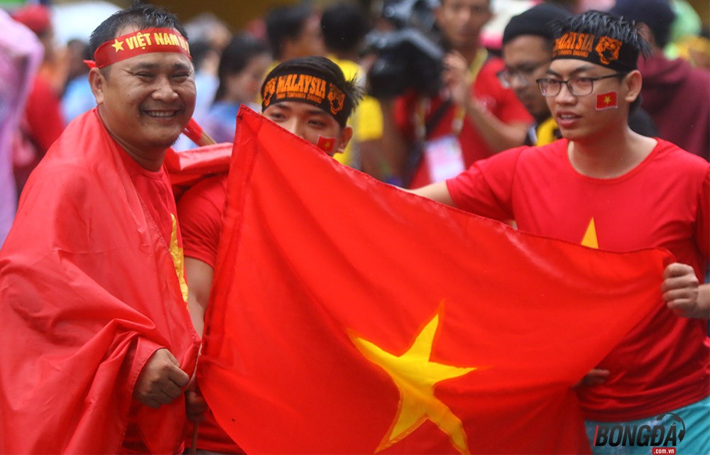 CĐV Malaysia máu lửa như thế nào ở 