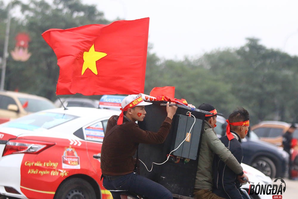 Trực tiếp không khí nóng bỏng bên ngoài sân Mỹ Đình  - Bóng Đá