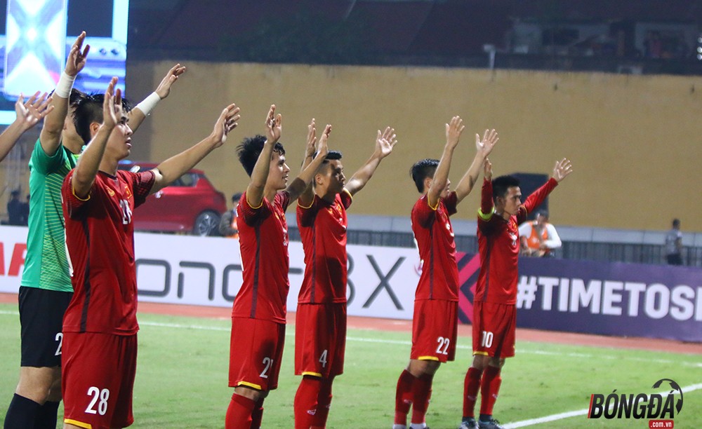 Không đốt pháo sáng, CĐV Việt Nam làm điều tuyệt vời trên khán đài - Bóng Đá