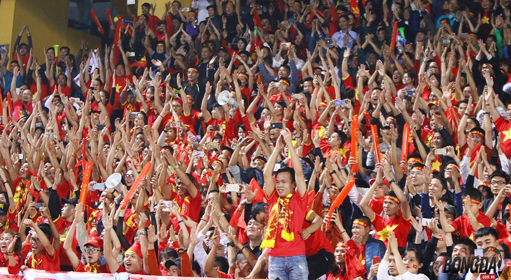Không đốt pháo sáng, CĐV Việt Nam làm điều tuyệt vời trên khán đài - Bóng Đá