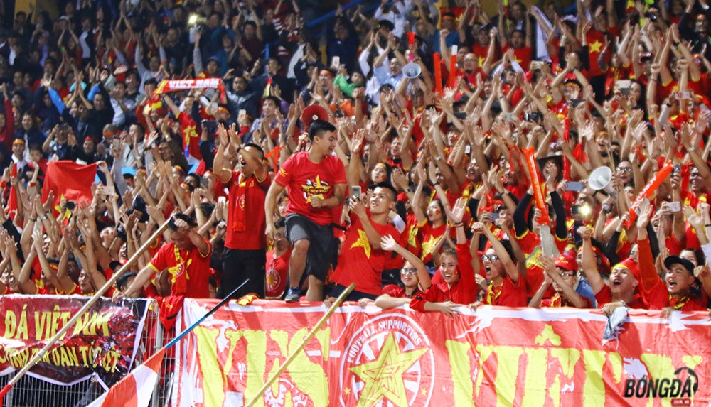 Không đốt pháo sáng, CĐV Việt Nam làm điều tuyệt vời trên khán đài - Bóng Đá