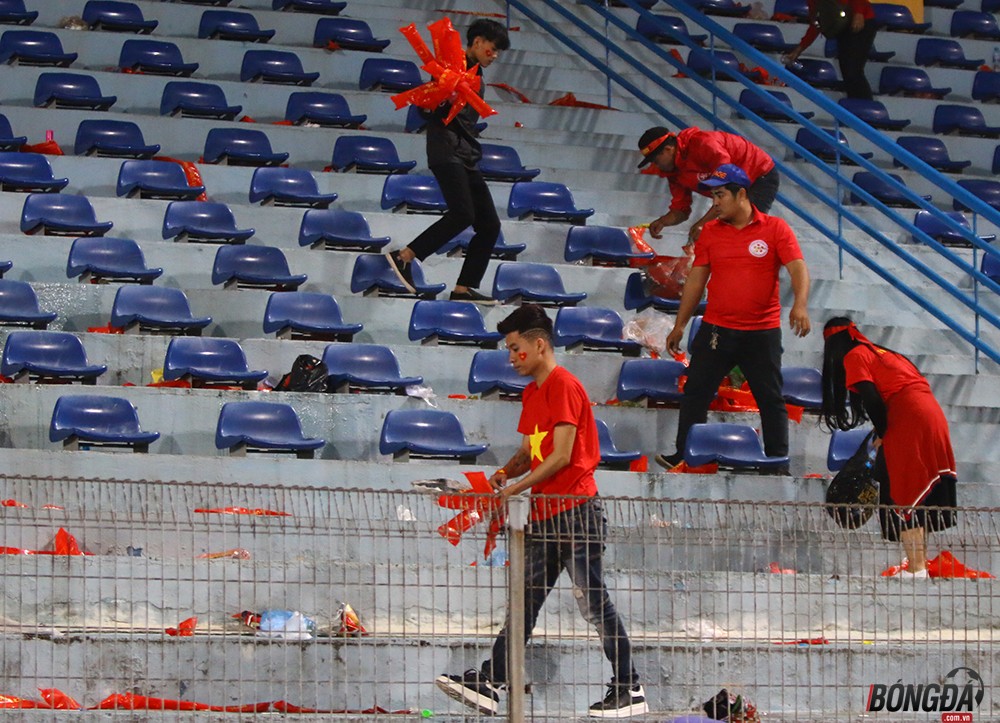 Không đốt pháo sáng, CĐV Việt Nam làm điều tuyệt vời trên khán đài - Bóng Đá