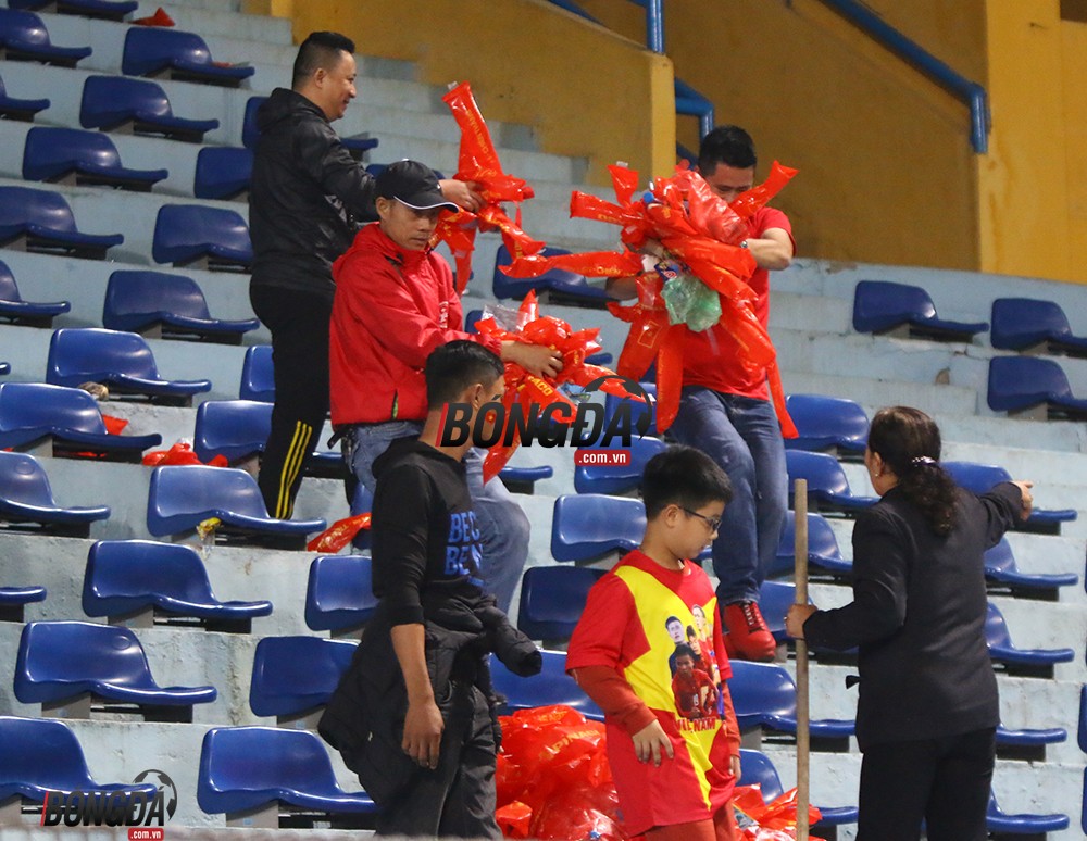 Không đốt pháo sáng, CĐV Việt Nam làm điều tuyệt vời trên khán đài - Bóng Đá
