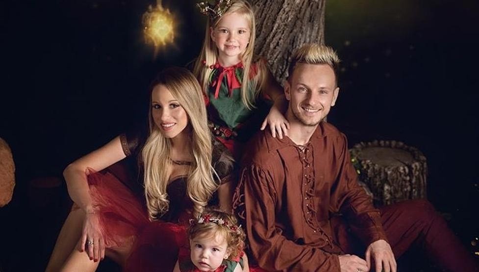 Rakitic tung ảnh giáng sinh cổ trang bên gia đình - Bóng Đá