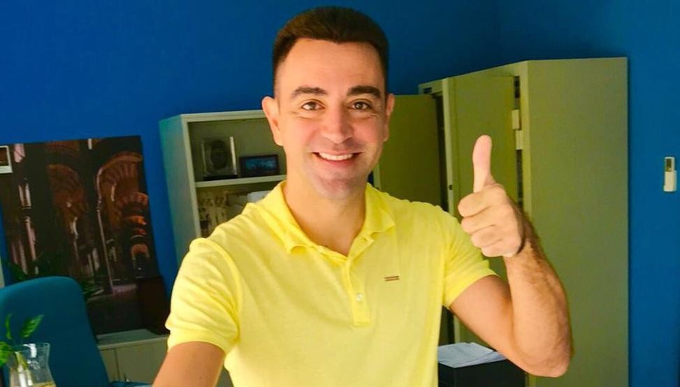 Xavi khoe ảnh tươi cười rạng rỡ trong ngày đi bầu cử - Bóng Đá