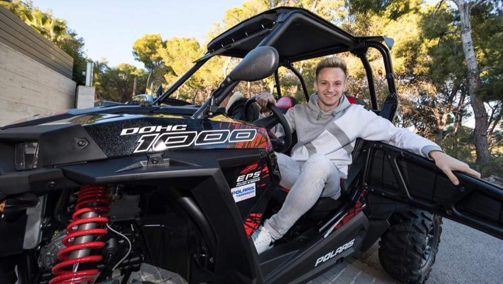Rakitic hóa 'quái xế' xe điện lấy tinh thần đá Siêu kinh điển - Bóng Đá