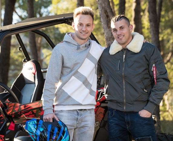 Rakitic hóa 'quái xế' xe điện lấy tinh thần đá Siêu kinh điển - Bóng Đá