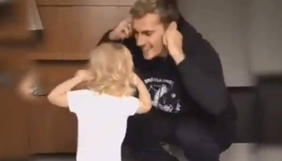 Griezmann chọc cười con gái bằng điệu nhảy siêu... ngố - Bóng Đá