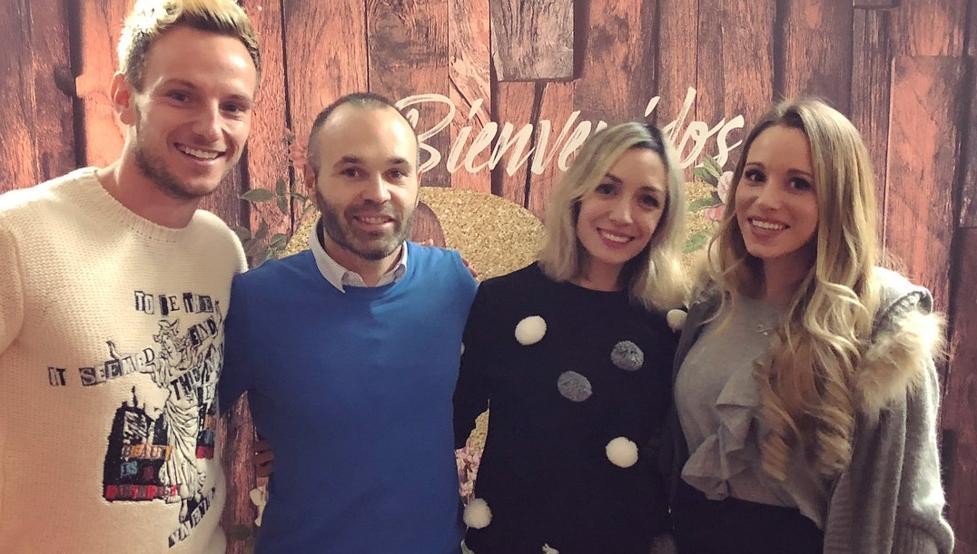 Iniesta rủ 'cạ cứng' chung vui sinh nhật vợ yêu - Bóng Đá