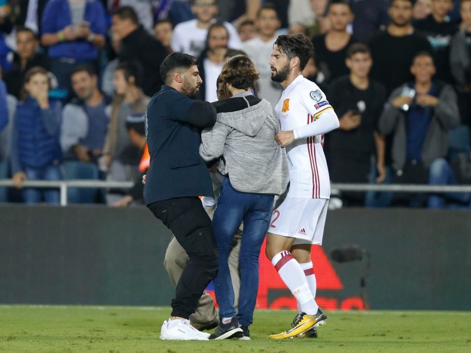 SỐC: Fan cuồng mang theo dao ám sát Isco? - Bóng Đá