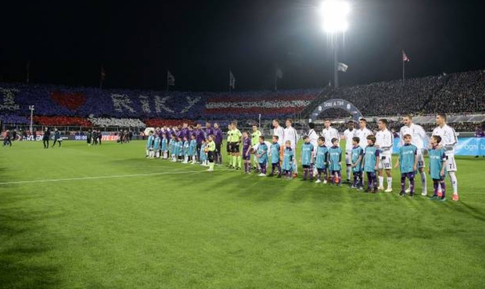 Vừa ghi bàn, Ronaldo đã bị dính thẻ và rời sân - Bóng Đá