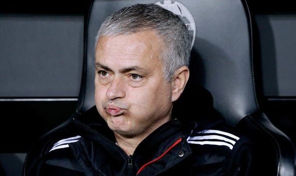 Mourinho không nói chuyện với cầu thủ M.U - Bóng Đá