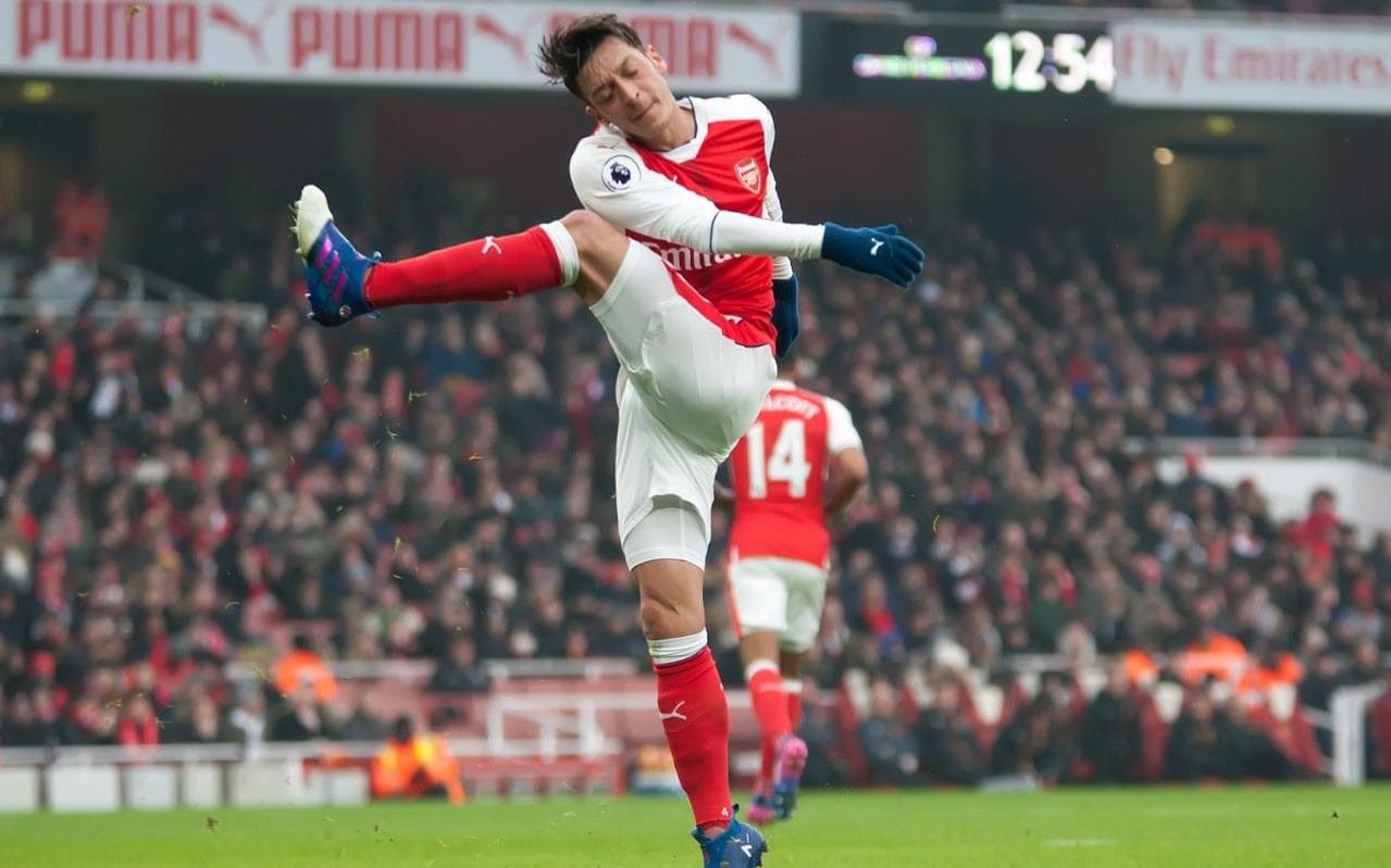 Ozil ở lại Arsenal: Nỗi lòng túng quẩn của một gã 