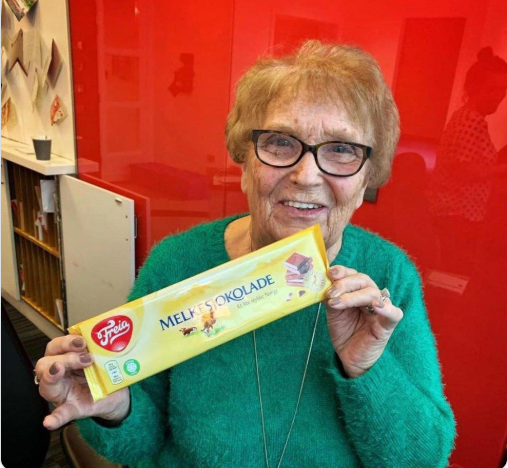 Solskjaer tặng chocolate cho tiếp tân - Bóng Đá