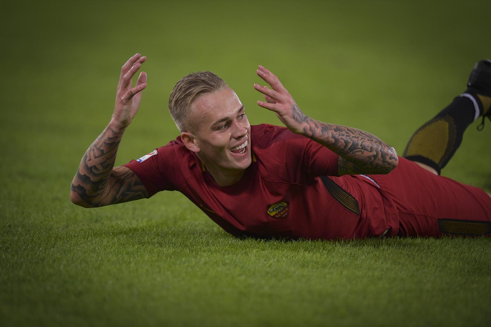 Lần đầu ra mắt, tân binh Roma thích thú lăn lộn trên mặt cỏ Olimpico - Bóng Đá
