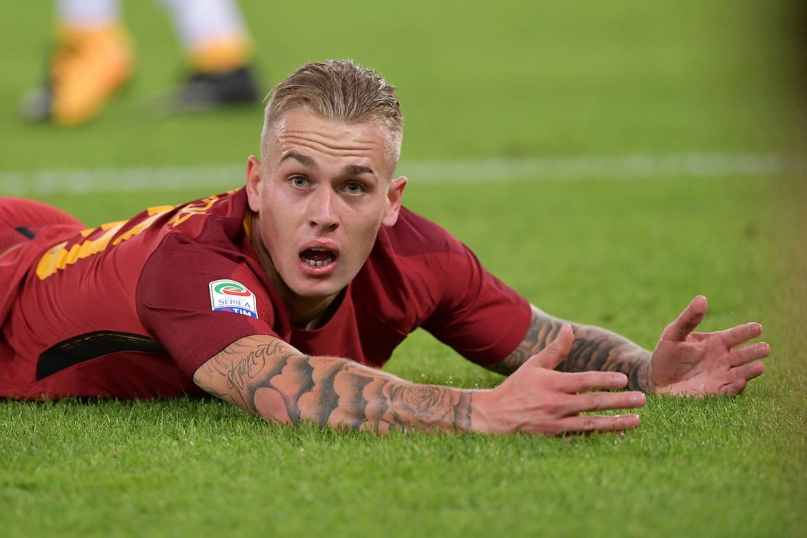 Lần đầu ra mắt, tân binh Roma thích thú lăn lộn trên mặt cỏ Olimpico - Bóng Đá