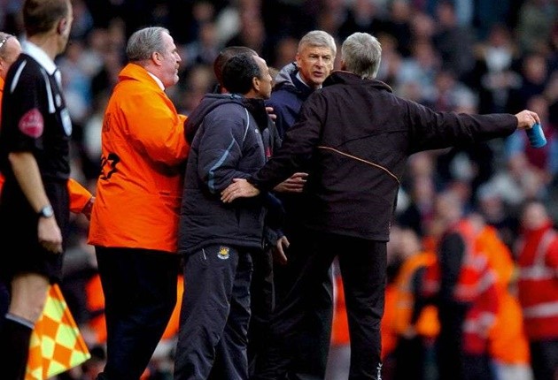 12 năm trước, Wenger từng dính vào 