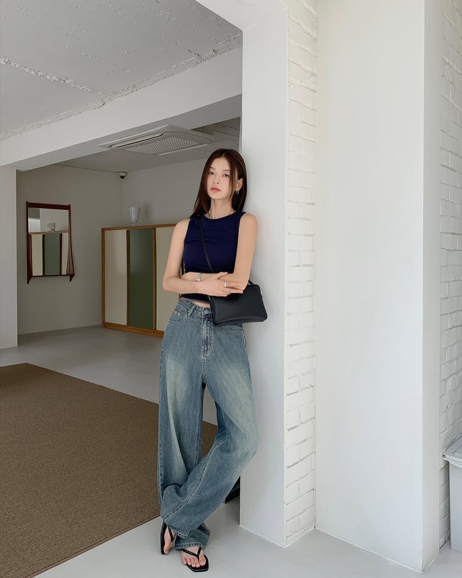 Áo tank top là lựa chọn phù hợp trong những ngày nhiệt độ tăng cao nhờ thiết kế không tay và ôm nhẹ vào cơ thể. 