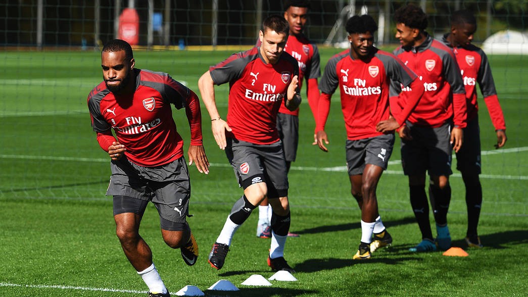 Alexis Sanchez hóa diễn viên hài trên sân tập Arsenal - Bóng Đá