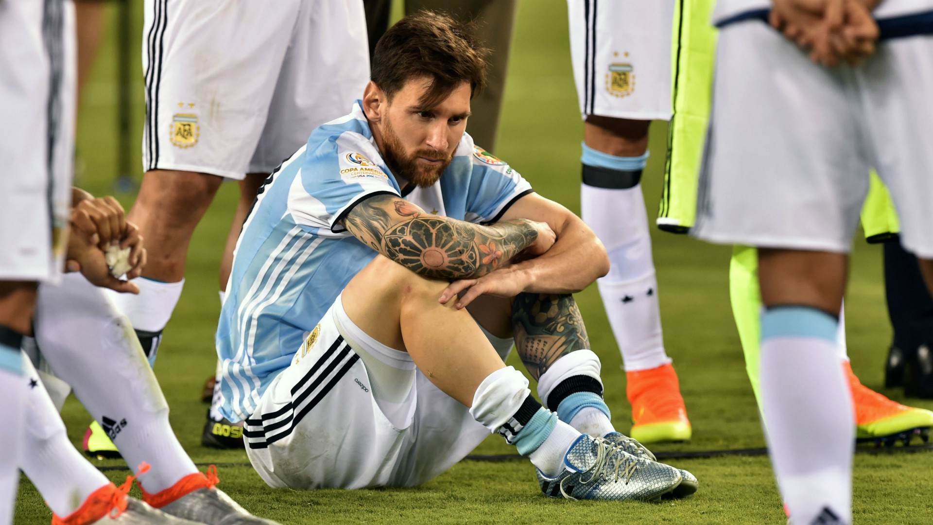 Maradona: Messi không thể là thủ lĩnh khi cứ vào phòng tắm 20 lần  - Bóng Đá