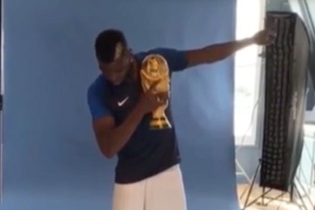 Vừa đóng vai người hùng, Pogba đã lại bị ném đá vì 